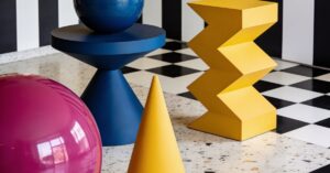 Styl Memphis: geometryczny design, mocne kolory i kontrast we wnętrzu