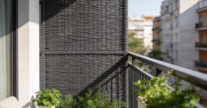 Jak osłonić balkon w bloku: sprawdzone sposoby na prywatność od sąsiadów